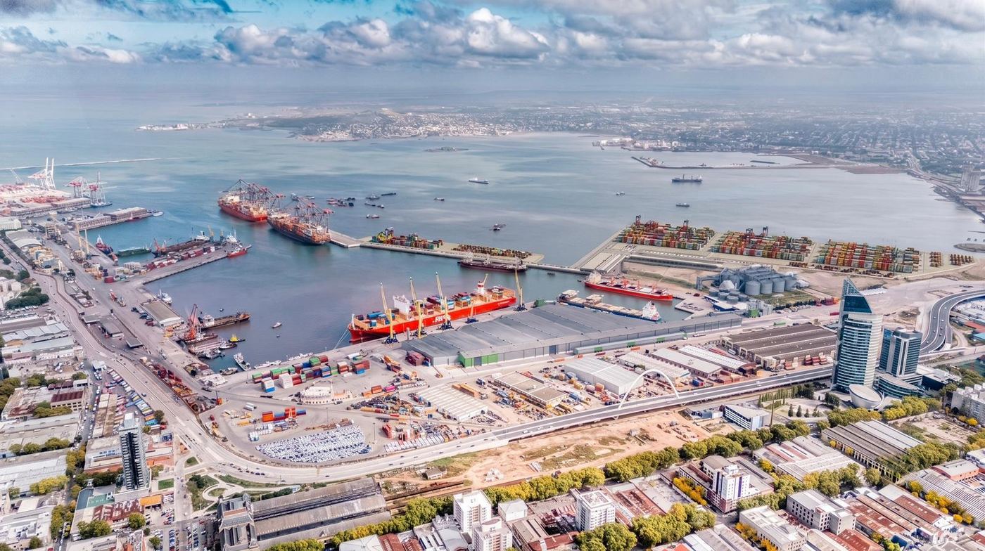 Vista aérea de la terminal MCT con la bahía y la ciudad de Montevideo